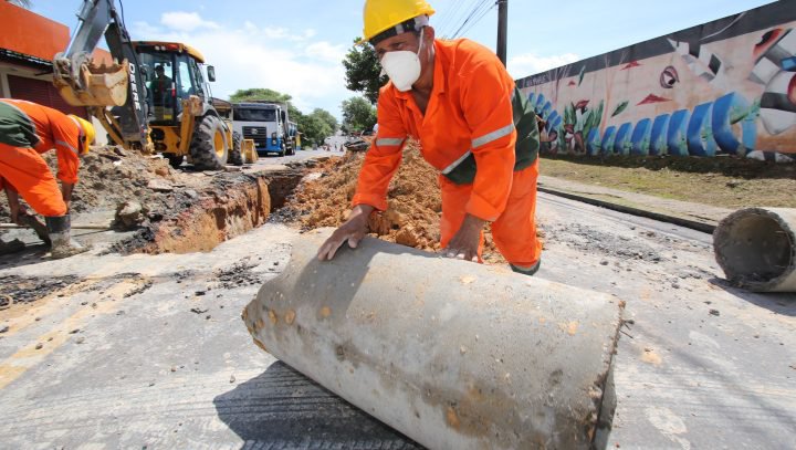 Prefeitura implanta 200 metros de rede de drenagem profunda no bairro Tancredo Neves