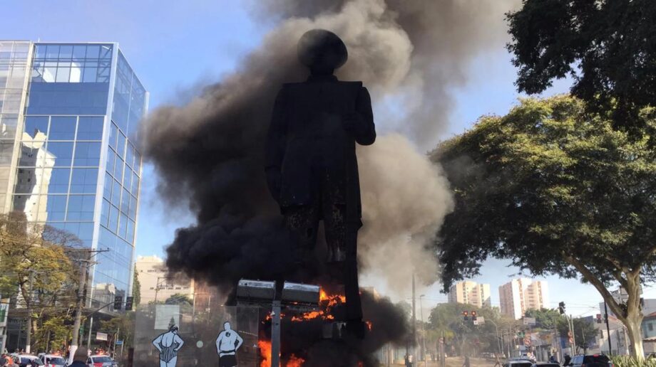 Estátua de Borba Gato, símbolo da escravidão em São Paulo, é incendiada por ativistas