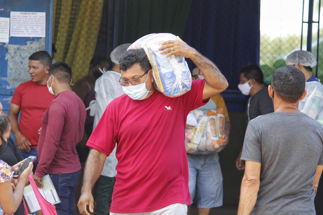 Governo do Amazonas entrega mais de 1,7 mil cestas básicas para pescadores de Autazes