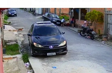 VÍDEO – Mostra carro atropelando três crianças. Vítimas fica de baixo do carro
