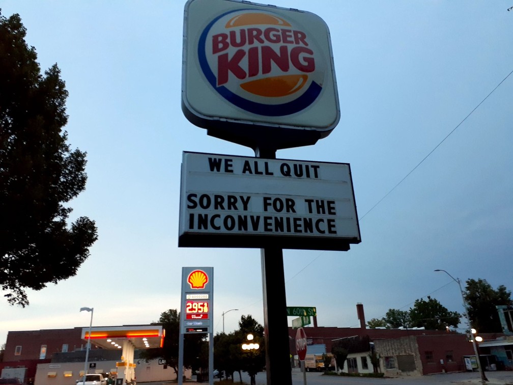 Funcionários do Burger King pedem demissão em massa e deixam recado no letreiro da loja nos EUA