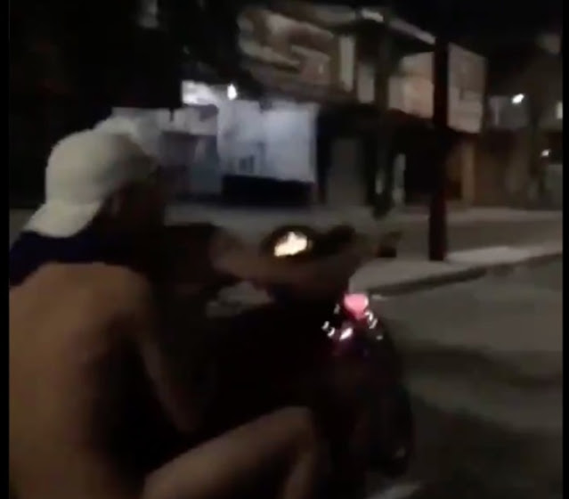 Homem é flagrado andando nu em garupa de motocicleta em Manaus