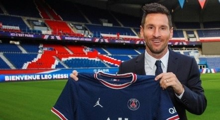 Messi assina contrato de até três anos e posa com a camisa do PSG