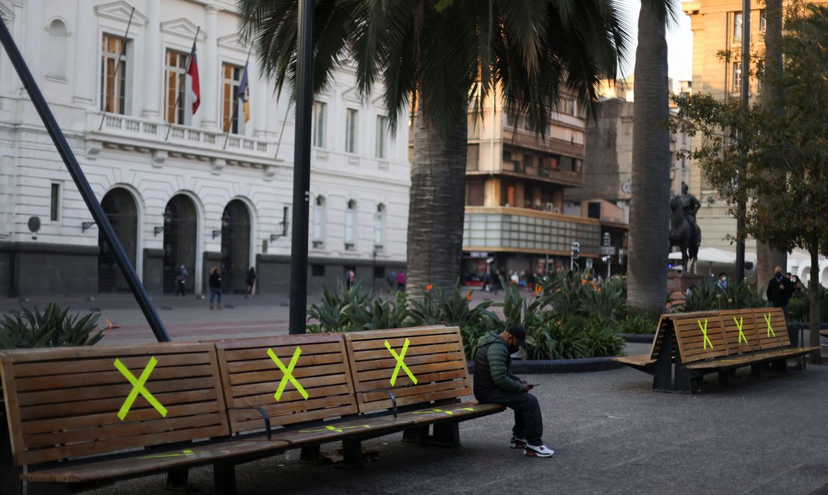 Idosos no Chile começam a tomar terceira dose da CoronaVac