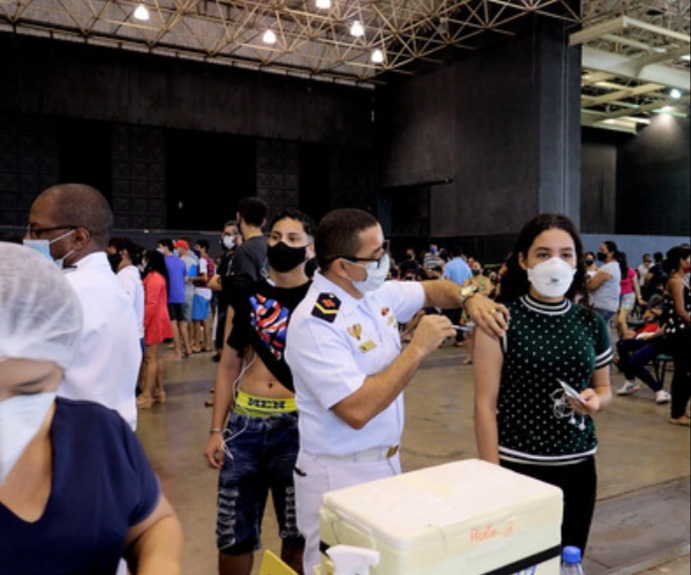 Campanha contra a Covid-19 em Manaus vacinou quase 18 mil pessoas em pouco mais de duas horas neste sábado