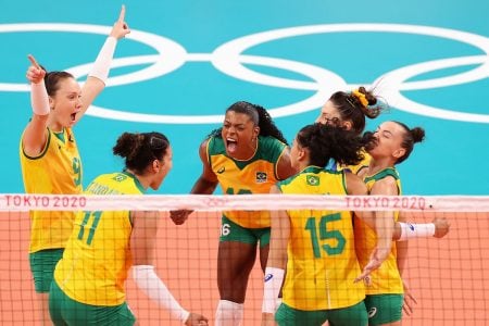 Brasil vence o Comitê Russo de virada e está na semi do vôlei feminino