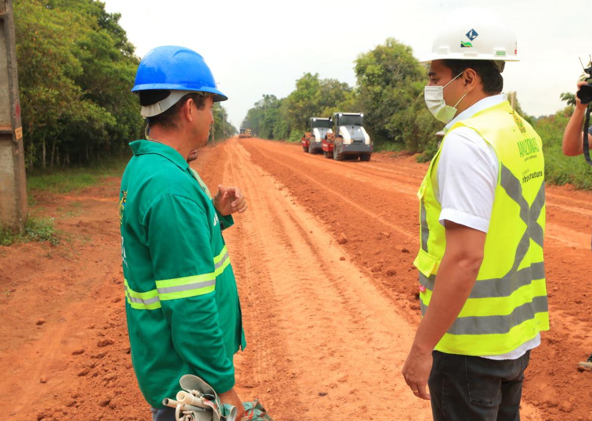 Governador Wilson Lima vistoria obra de pavimentação de ramais em Iranduba