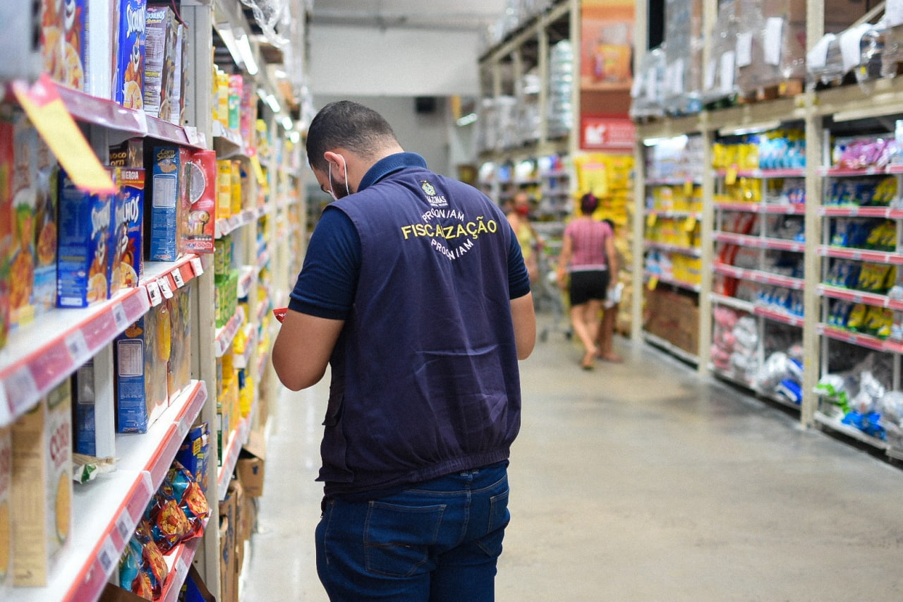 Procon-AM apreende mais de 40 Kg de produtos durante fiscalização em supermercado na zona sul de Manaus