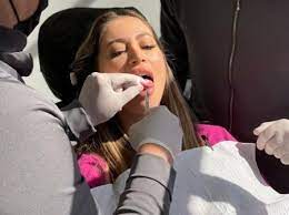 Carol Narizinho passa por cirurgia para corrigir língua presa: ‘Sofria’