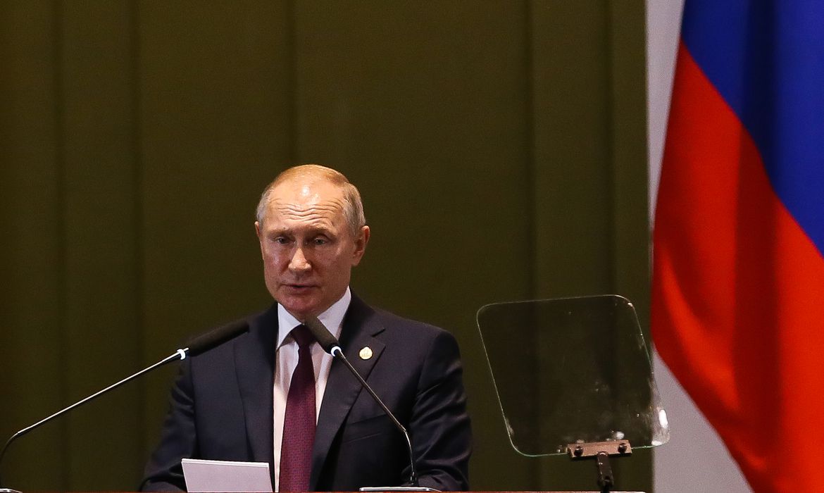 Putin se isola após constatar casos de covid-19 próximos a ele