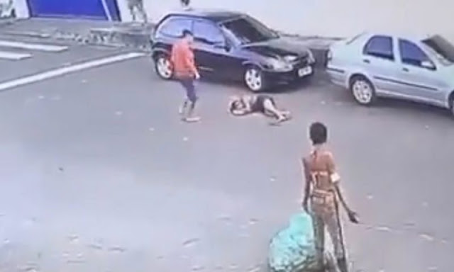 Câmeras de segurança flagram o momento em que homem espanca mulher em rua do Santo Agostinh
