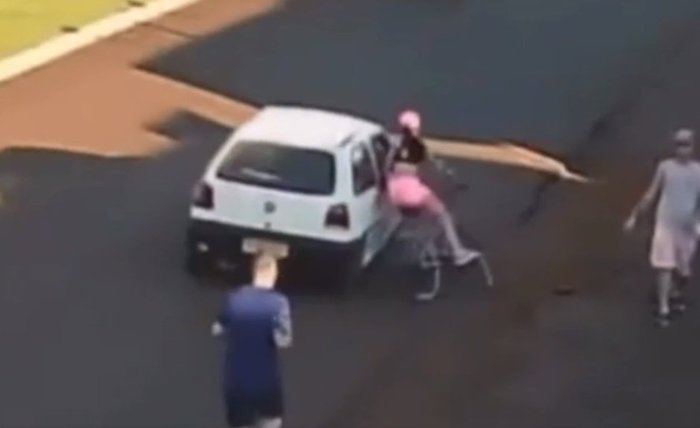 Jovem é assediada, cai de bicicleta e quase é atropelada após homem passar mão no corpo dela