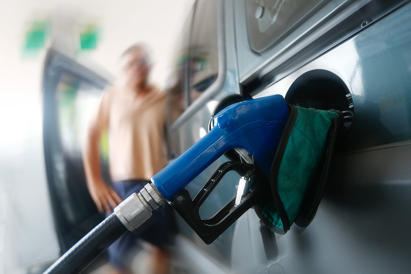 Gasolina sobe pela 8ª semana seguida nos postos e já muda hábito do consumidor