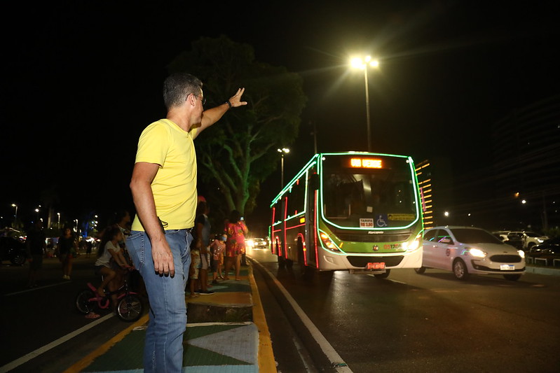 ‘Natal das Águas’ leva à população de Manaus ônibus e caminhões iluminados a LED