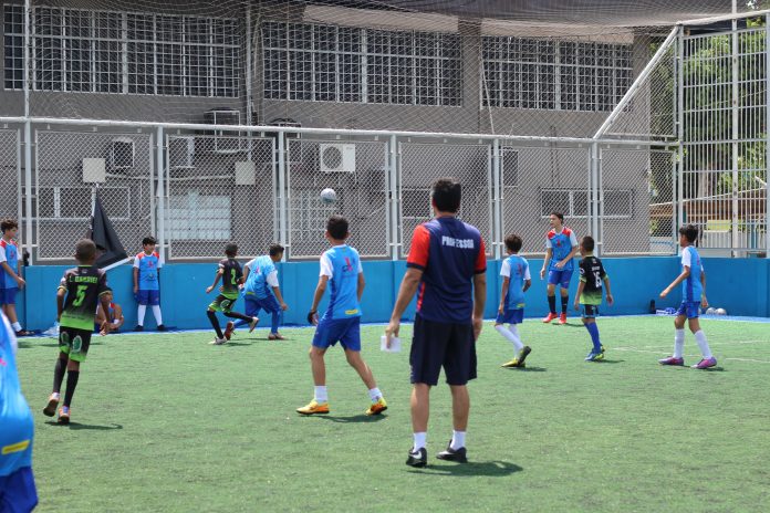 Amistoso marca Dia das Crianças na Escola de Futebol Zico 10 Manaus