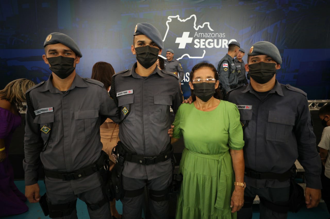 Emoção em família: novos policiais militares do Amazonas festejam com familiares entrada na corporação