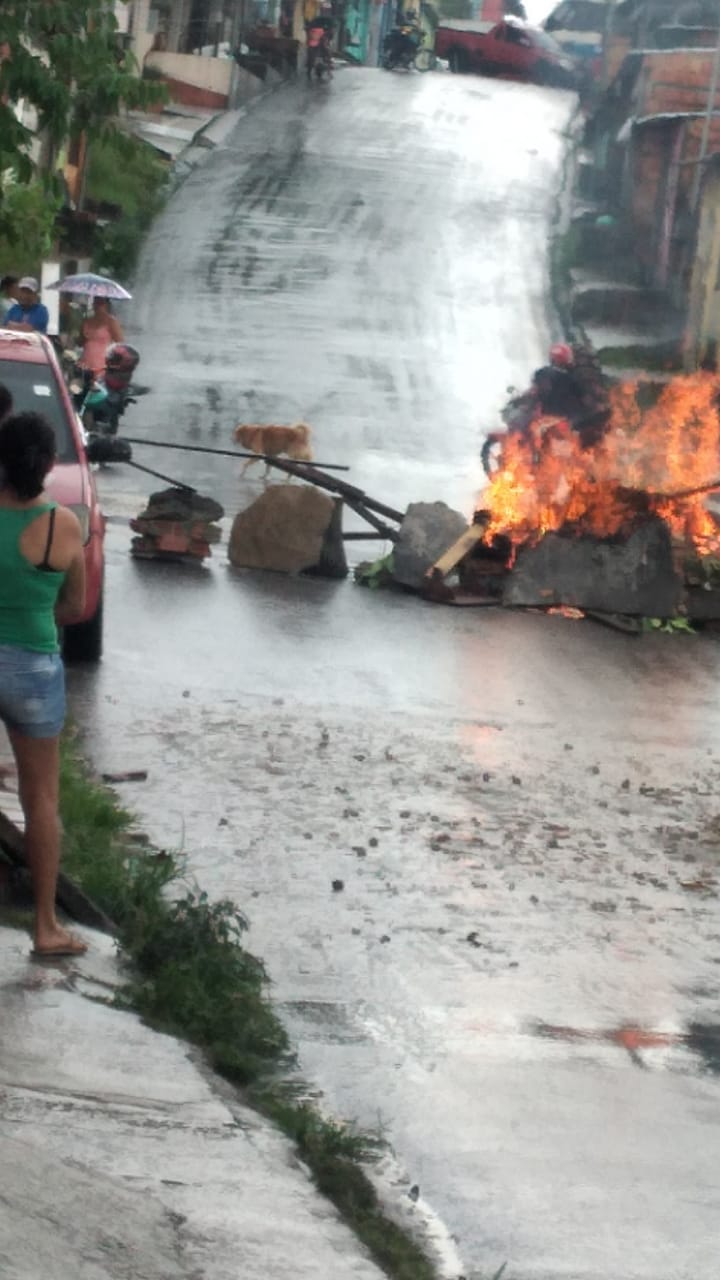 CHUVAS l Revoltados com os estragos da forte chuva, moradores do Jorge Teixeira fecham rua e ateiam fogo em pneus durante manifestação
