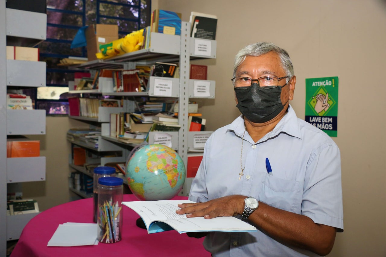 Professor indígena une cultura e tradição nas aulas de Geografia, em escola estadual de Manaus