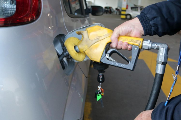 Preço da gasolina sobre 3,1% e chega a R$ 7,889