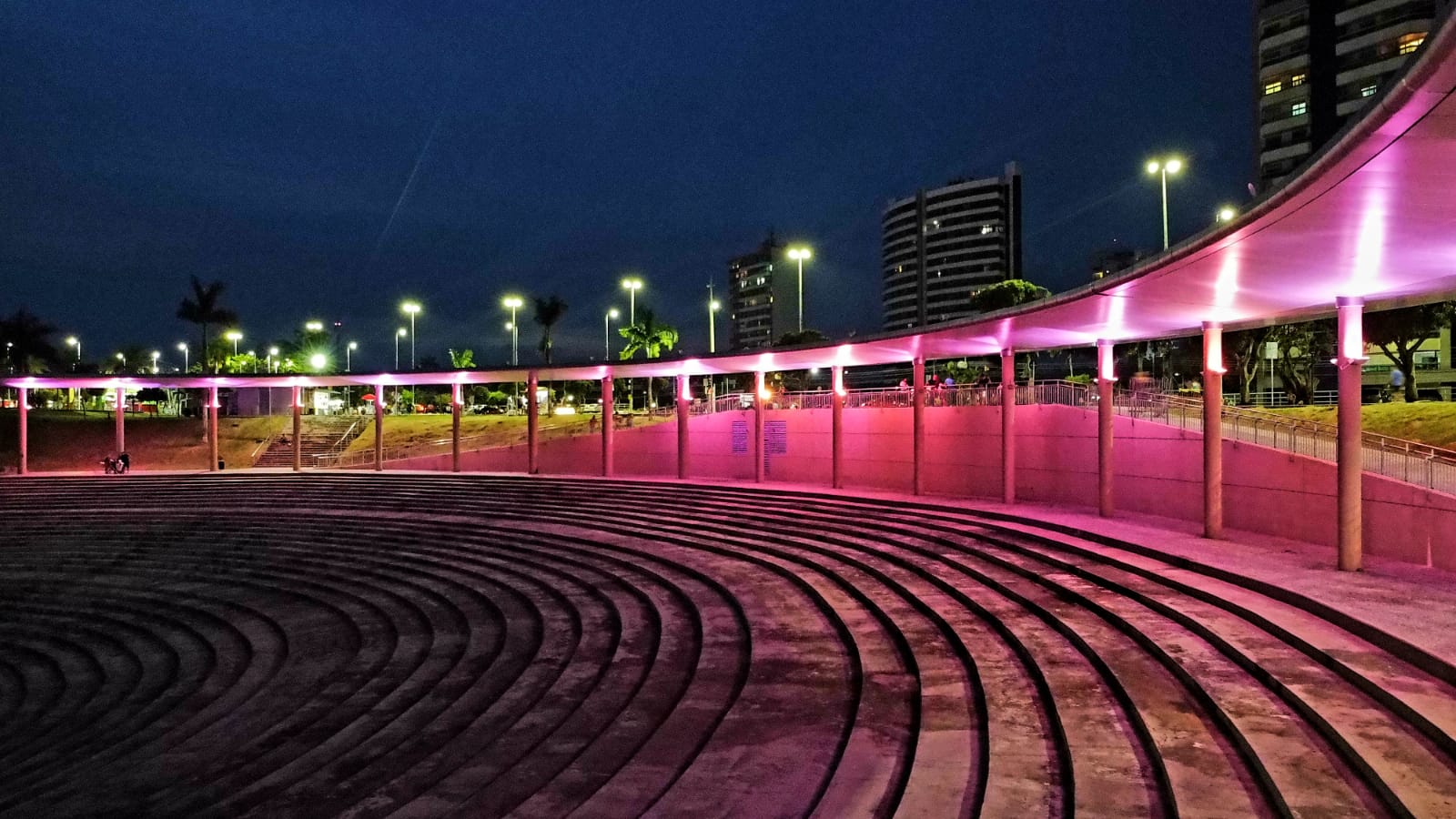 Praia da Ponta Negra tem anfiteatro iluminado em adesão ao ‘Outubro Rosa’