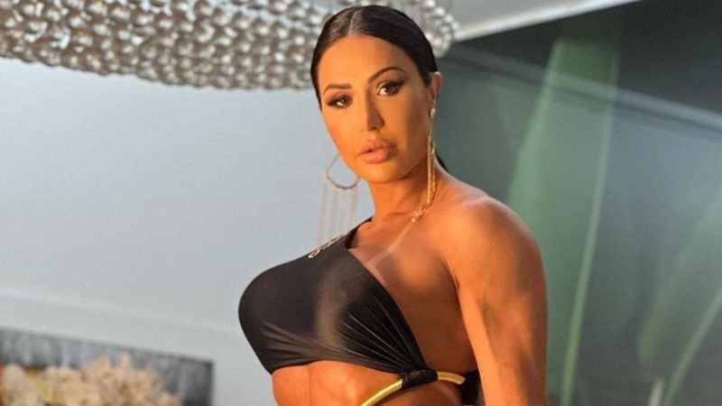 Com fenda enorme em vestido, Gracyanne Barbosa quase mostra demais: “Perfeita”