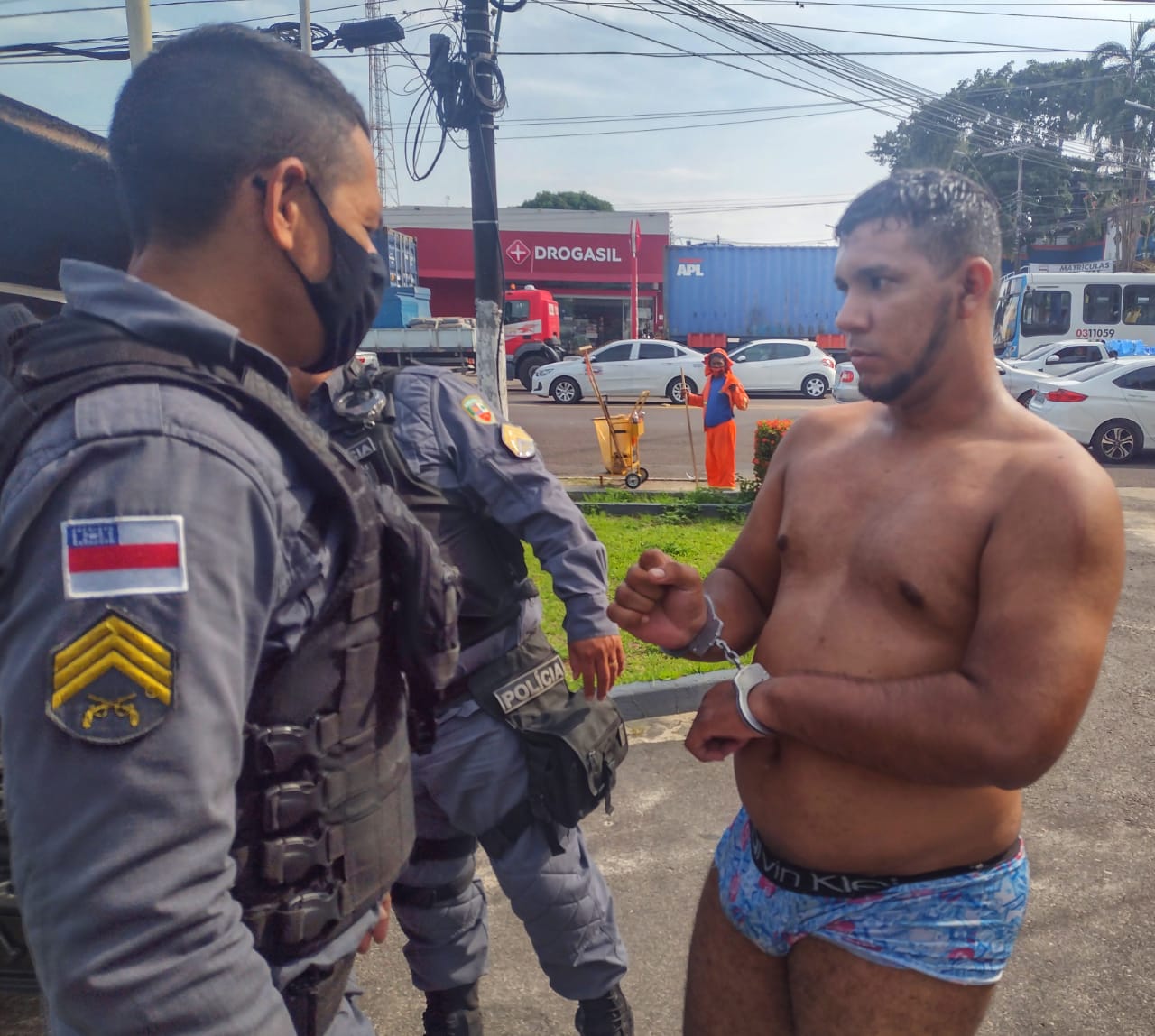 TENTATIVA DE FEMINICÍDIO l Mulher é arremessada pelo esposo do segundo andar da casa onde residem em Manaus; veja o momento da prisão