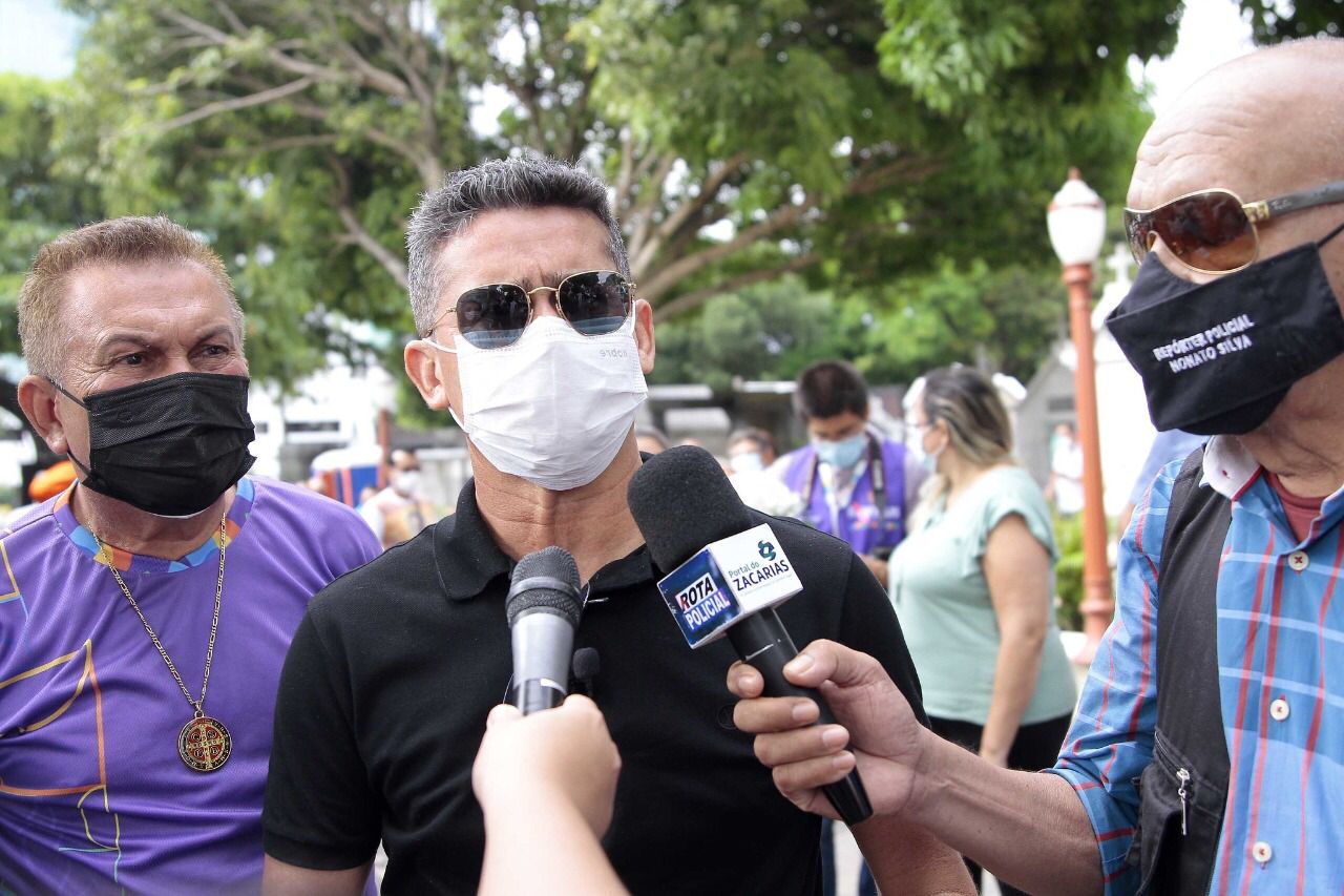 Prefeito visita cemitério e anuncia enterro digno às vítimas da Covid-19 sepultadas em covas coletivas