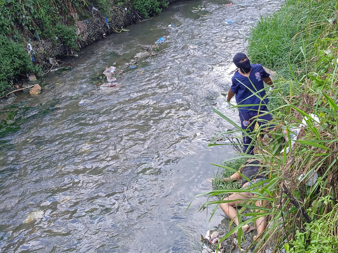 Morta a facadas e com o rosto desfigurada, jovem é encontrada dentro de igarapé de Manaus