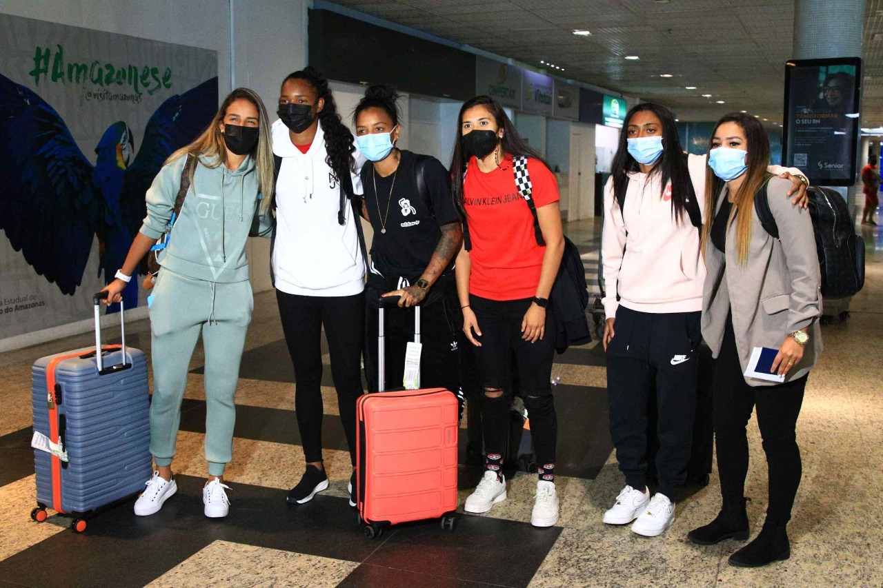 Seleção Brasileira feminina de futebol chega a Manaus para disputa de torneio internacional na Arena da Amazônia