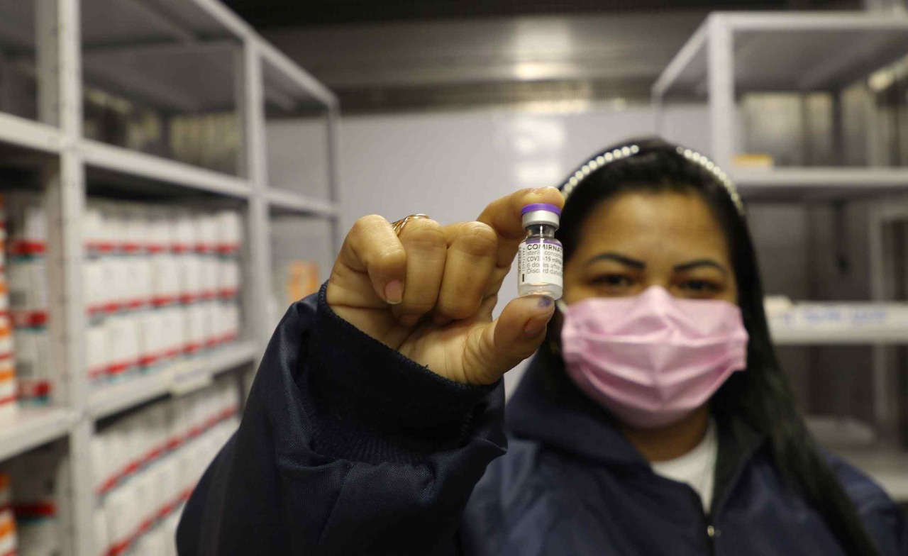Governo do Amazonas recebe 50.310 doses de vacina contra Covid-19 nesta terça-feira (23/11)