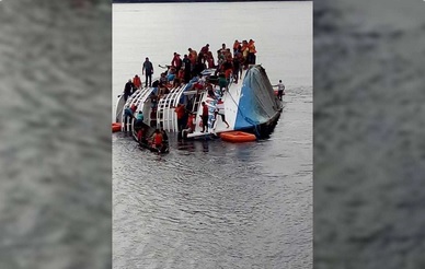 Barco naufraga no AM com 102 pessoas a bordo