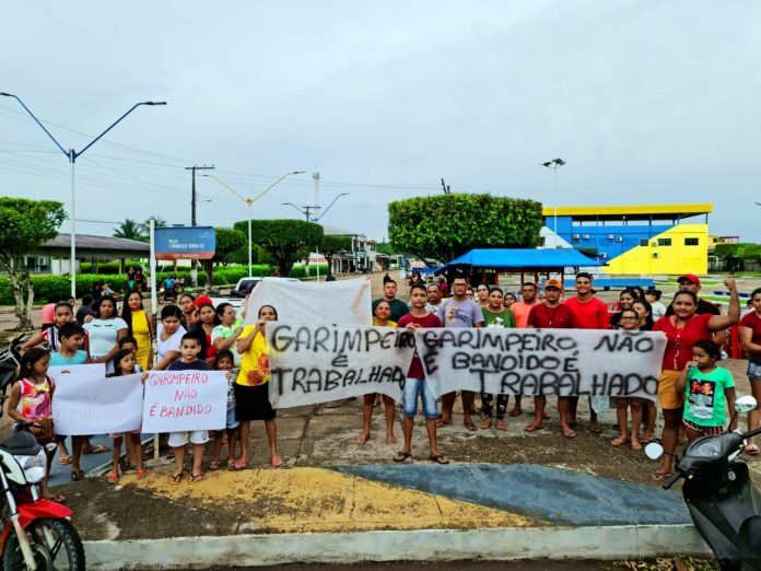 Familiares de garimpeiros fazem manifestação pacífica no AM; cartazes diziam: “Garimpeiro não é vagabundo”