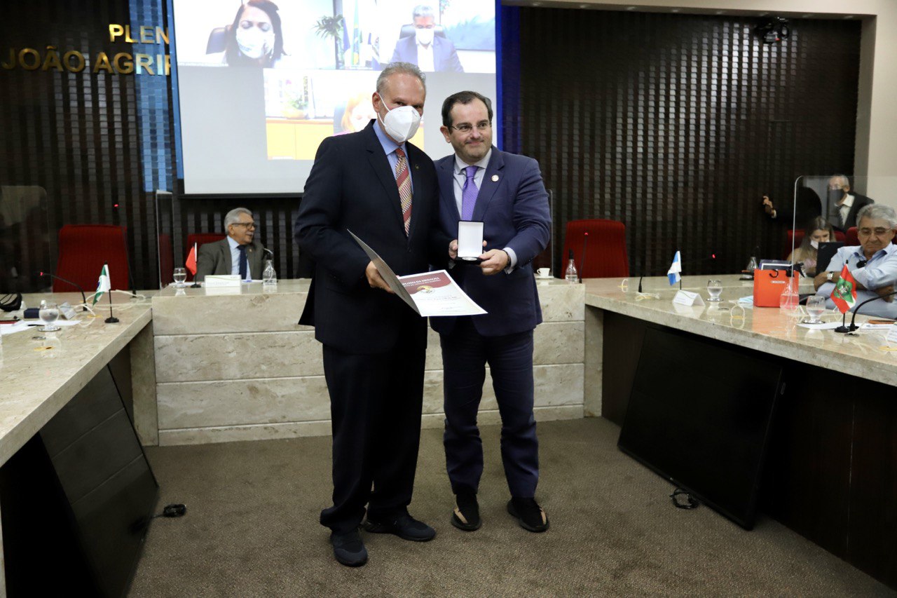 Presidente do TCE-AM é condecorado com Medalha de Mérito Rui Barbosa