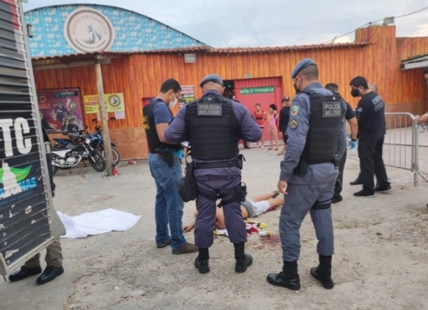 Homem leva vários tiros e morre na frente de casa de forró em Manaus