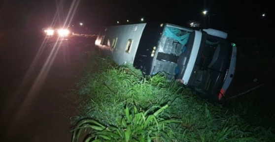 19 ficam feridos após ônibus tombar em Rondônia