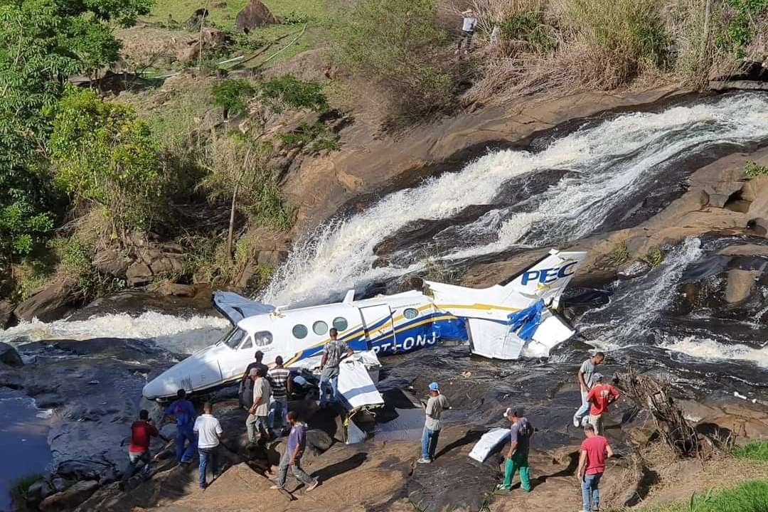 Avião de Marília Mendonça cai em Piedade de Caratinga, em Minas.