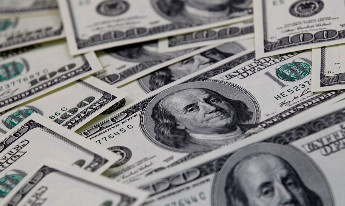 Dólar fecha praticamente estável, vendido a R$ 5,68