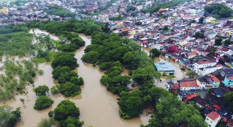 Chuvas deixam mais de 31 mil desabrigados no sul da Bahia