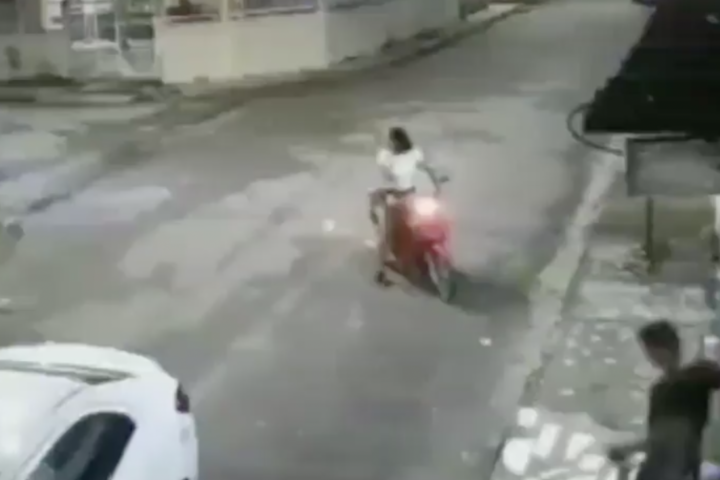 Chegando em casa, mulher é surpreendida por bandidos e tem moto roubada em Manaus