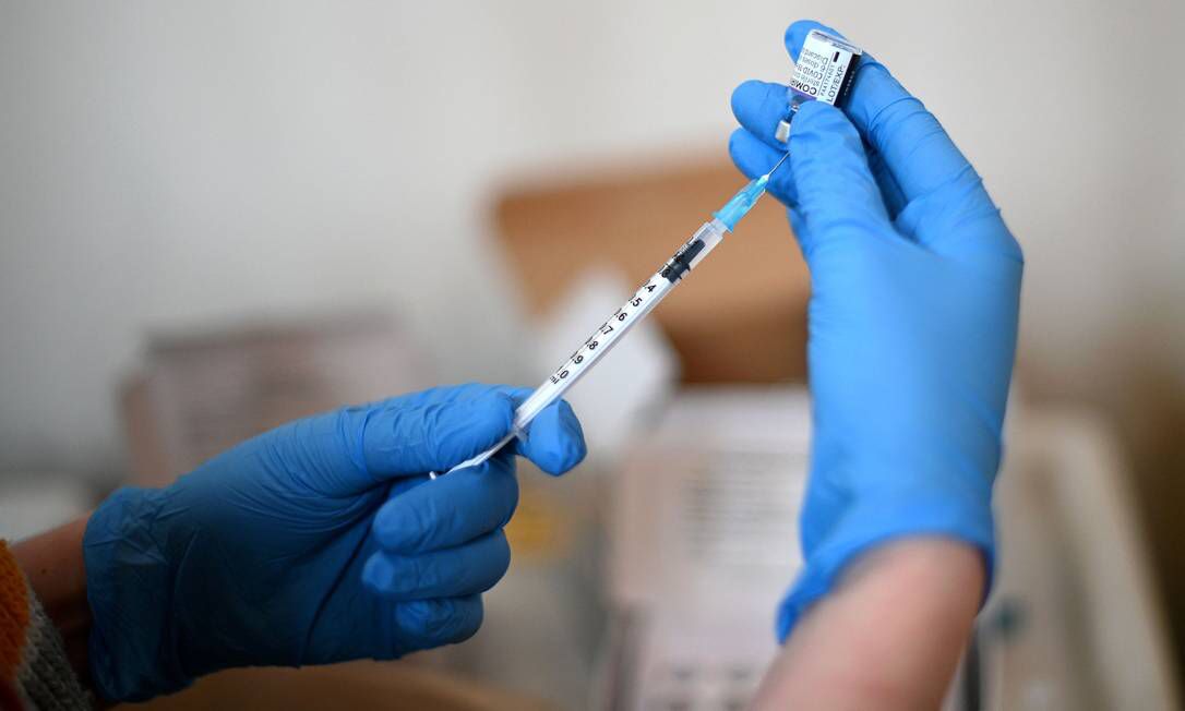 Dados indicam que Ômicron escapa às vacinas, mas não causa casos graves