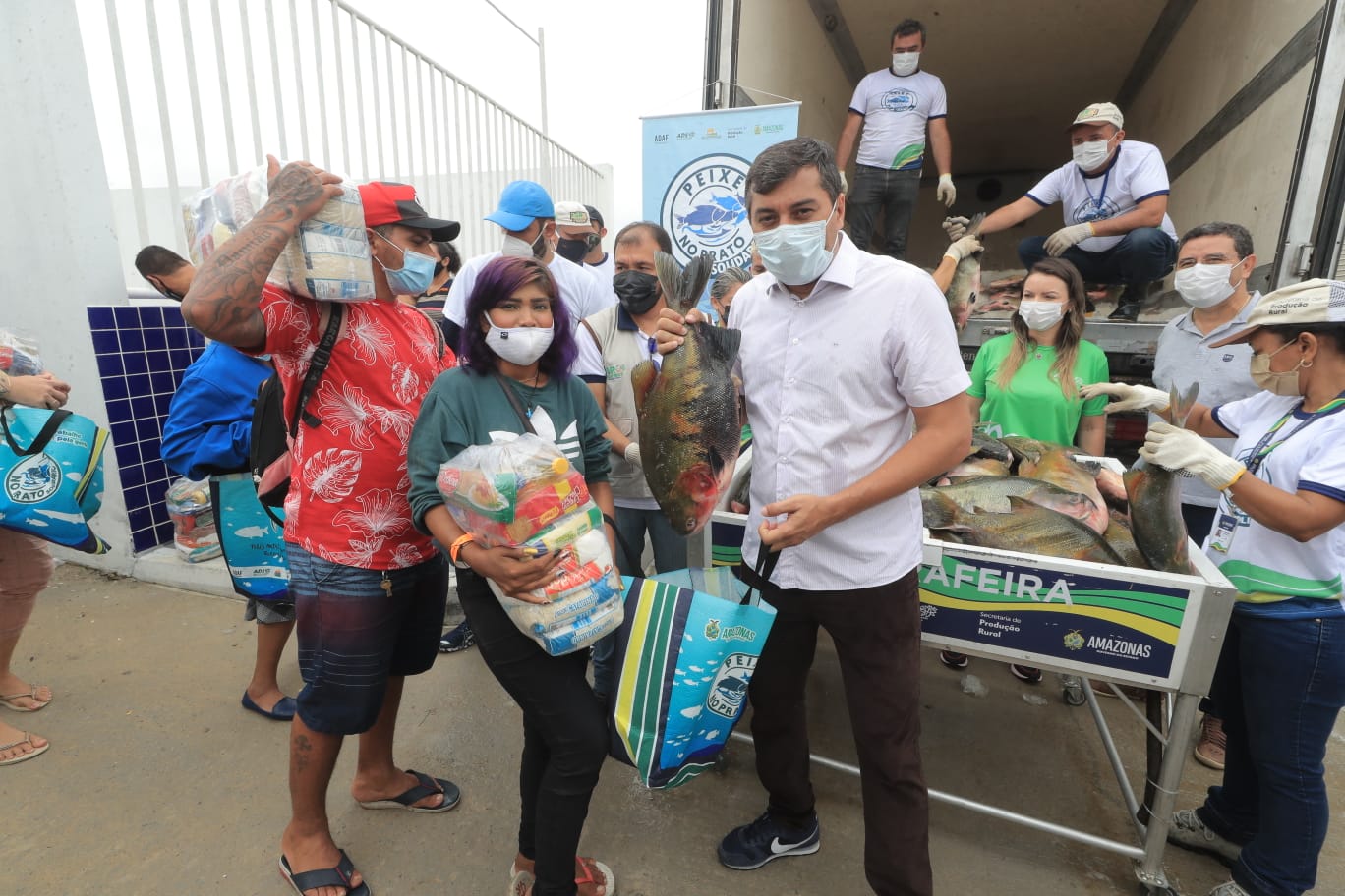 Wilson Lima encerra ‘Peixe no Prato’ de Natal com entrega de 10 toneladas de pescado