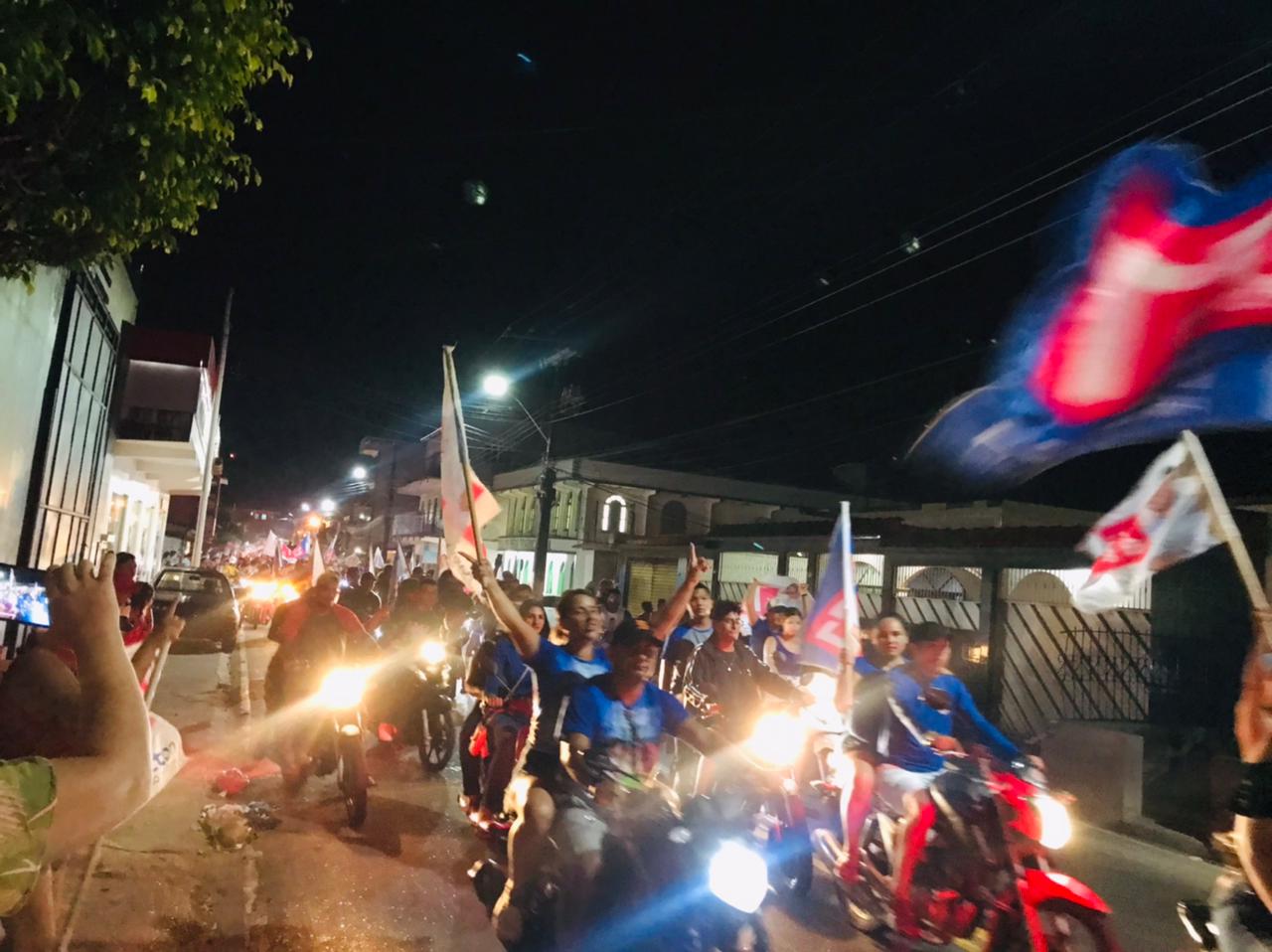 Keitton Pinheiro percorre as ruas de Coari em ‘motociata’ que antecede a festa da vitória