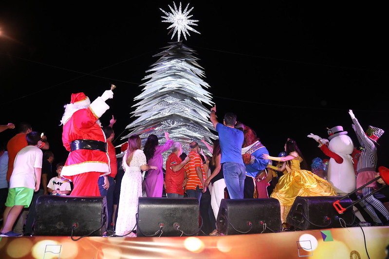 Prefeitura inaugura árvore natalina de 40 metros na Ponta Negra