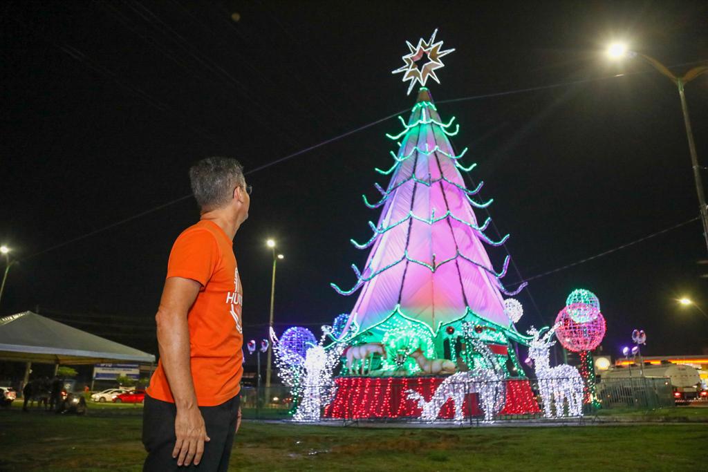 Prefeitura entrega árvore de Natal na bola do Produtor