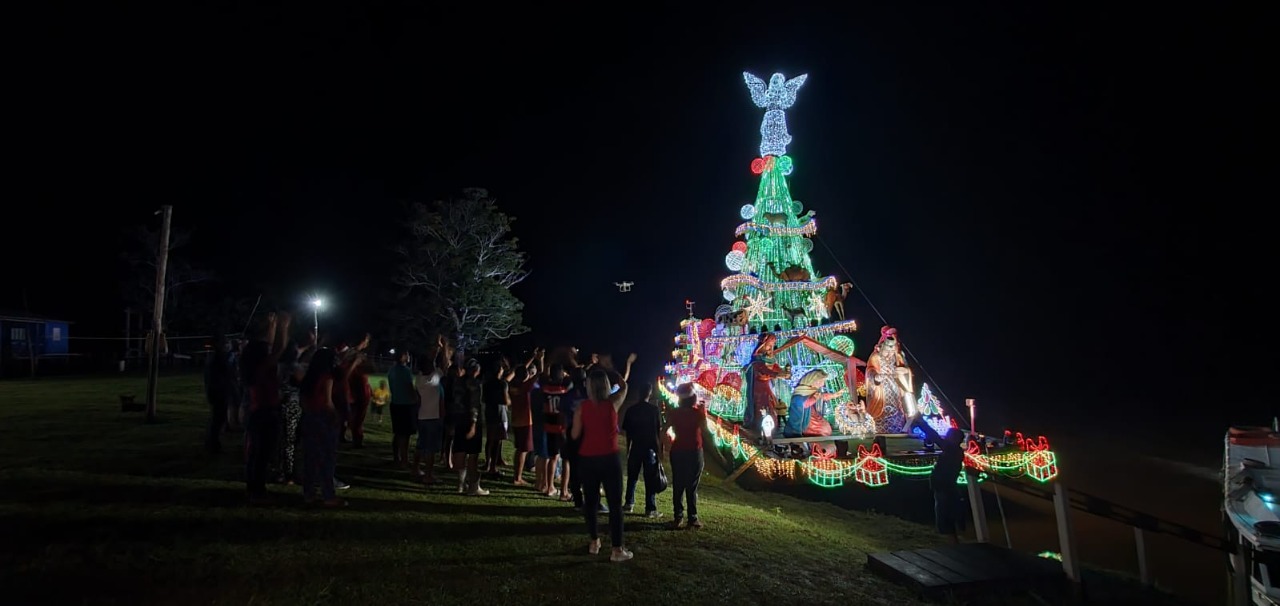 ‘Natal das Águas’ Presépio flutuante percorre comunidades dos rios Negro e Amazonas distribuindo alegria e o encanto natalino