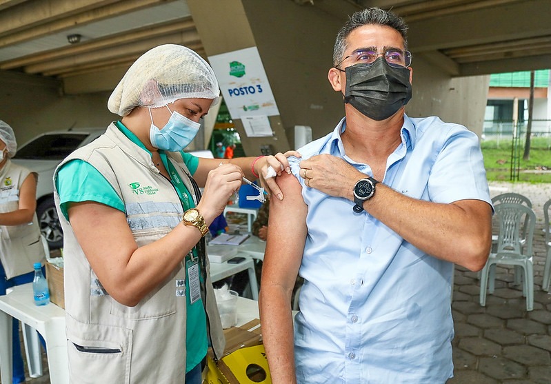 David Almeida recebe 3ª dose da vacina contra a Covid-19 e salienta importância do reforço no combate à pandemia