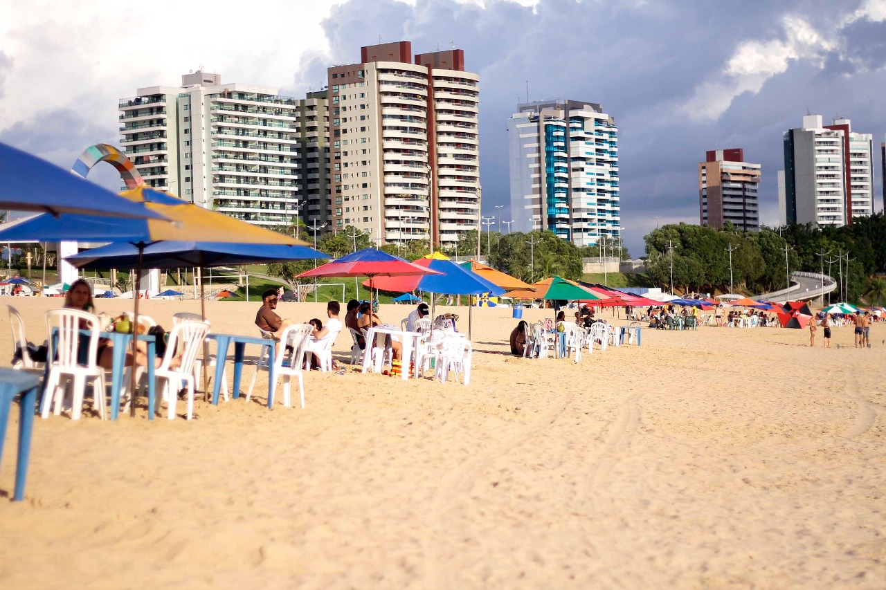 Último dia de 2021 tem tempo ensolarado e público aproveita praia da Ponta Negra