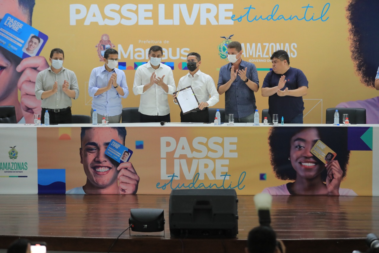 Wilson Lima e David Almeida assinam convênio que garante passe livre a estudantes no transporte coletivo