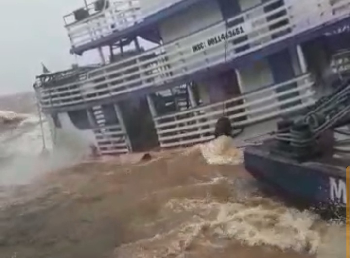 Veja momento em que barco afundar em porto de Manaus
