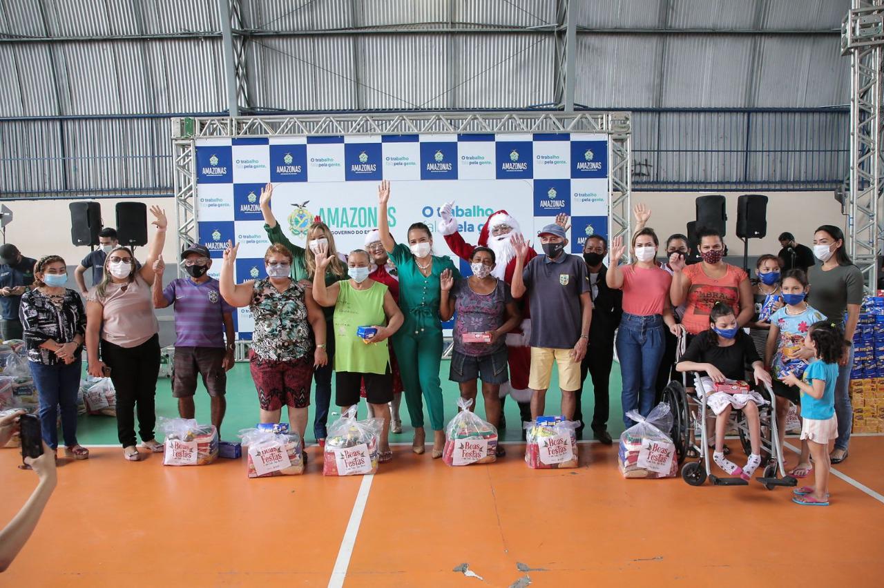 Natal Solidário: Governo do Amazonas entrega cestas básicas para moradores do bairro Ouro Verde